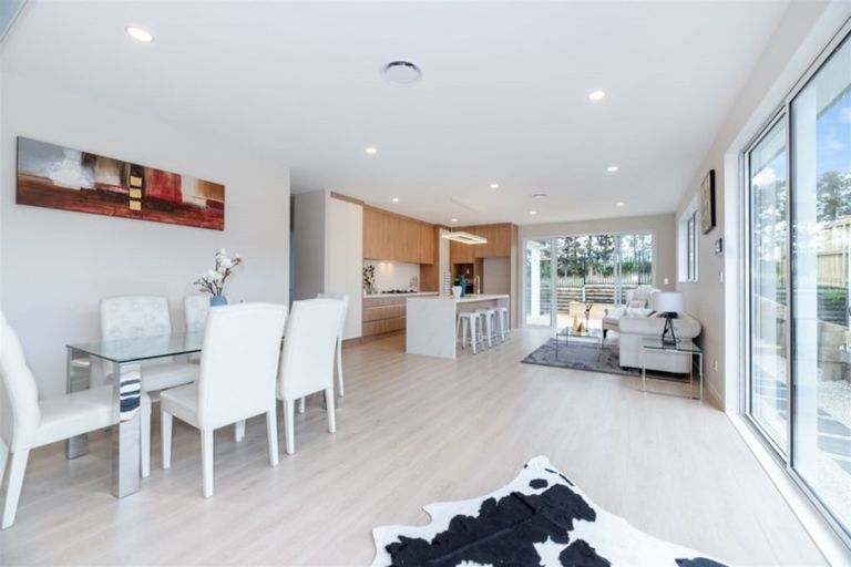 Photo of property in 13 Barrique Road, Kumeu, 0810