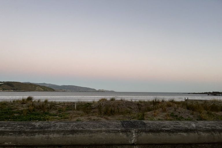 Photo of property in 4/30 Lyall Parade, Lyall Bay, Wellington, 6022