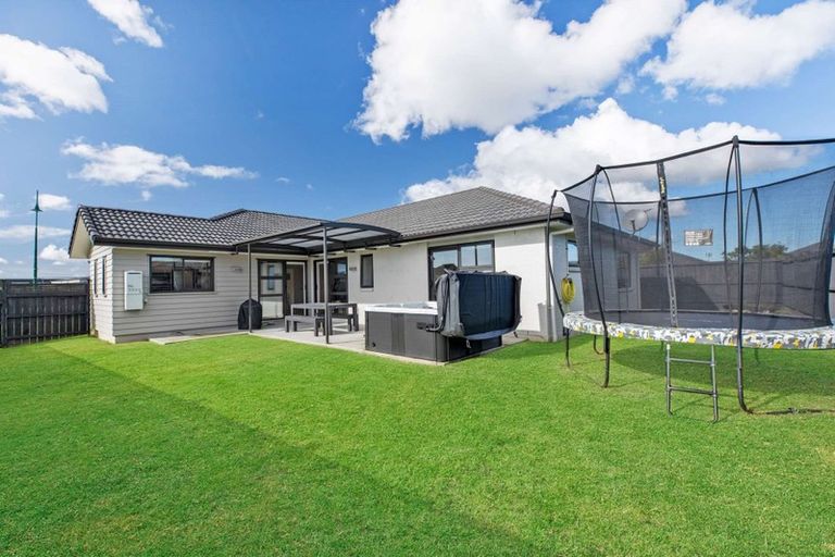 Photo of property in 20 Scotsmoor Drive, Wattle Downs, Auckland, 2103