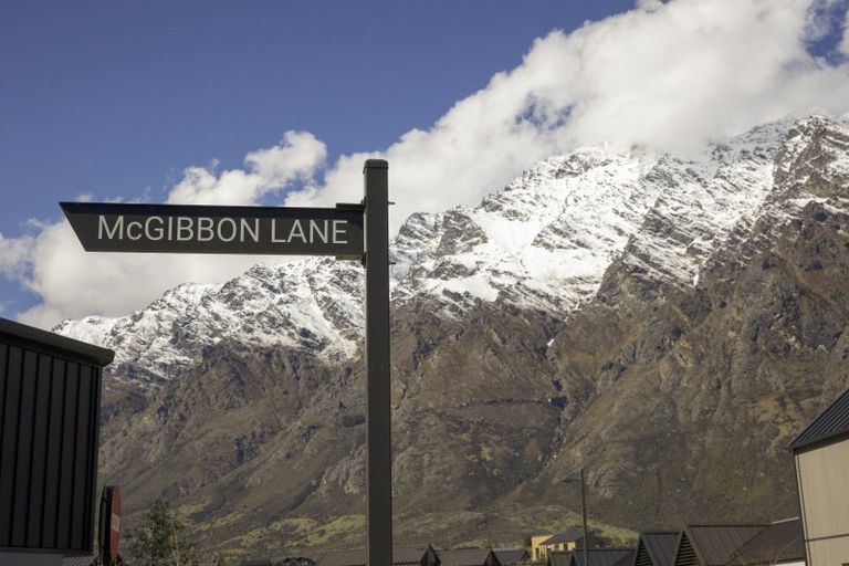 Photo of property in 9 Mcgibbon Lane, Jacks Point, 9371