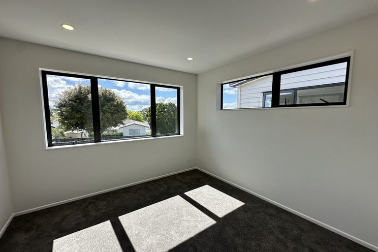 Photo of property in 2b Van Dyke Place, West Harbour, Auckland, 0618