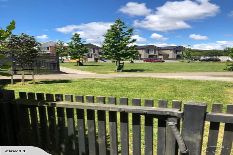 Photo of property in 1 Kaihua Terrace, Mangere Bridge, Auckland, 2022