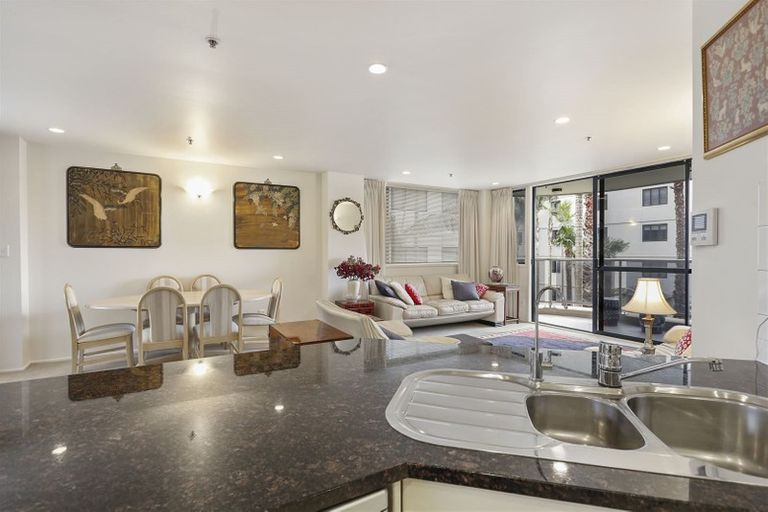 Photo of property in 1a/171 Hurstmere Road, Takapuna, Auckland, 0622