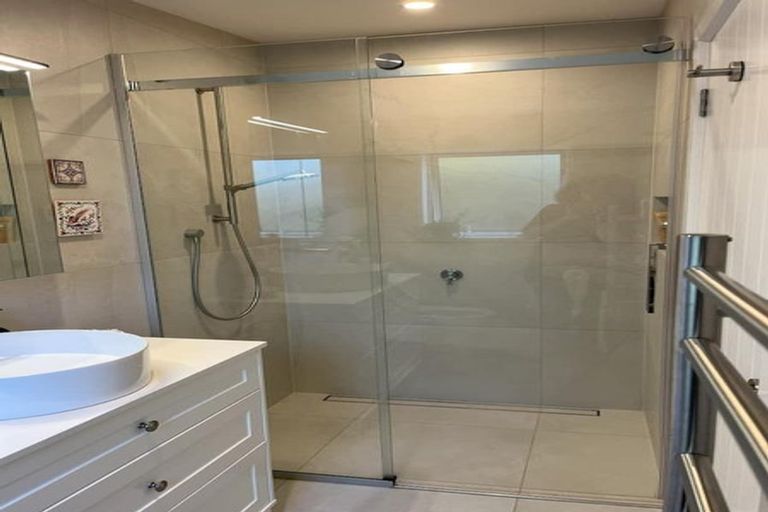 Photo of property in 2/2 Kiteroa Terrace, Rothesay Bay, Auckland, 0630