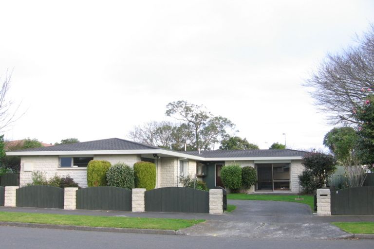 Photo of property in 2 Waterloo Crescent, Hokowhitu, Palmerston North, 4410