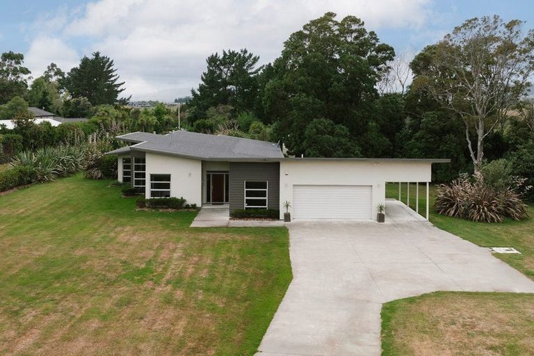 Photo of property in 8 Titirangi Drive, Fitzherbert, Palmerston North, 4471