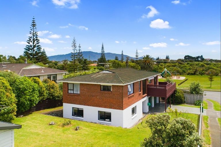 Photo of property in 34 Queens Road, Waikanae Beach, Waikanae, 5036