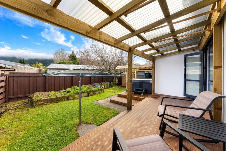Photo of property in 43 Brightwater Crescent, Totara Park, Upper Hutt, 5018