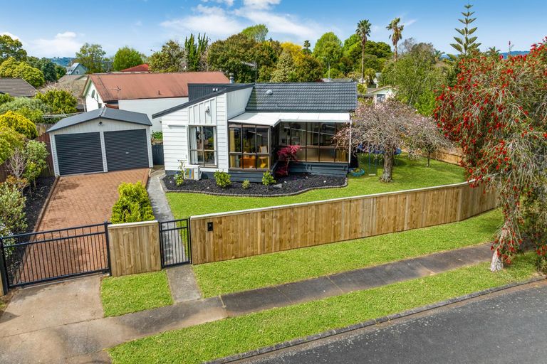 Photo of property in 1 Oakmont Place, Wattle Downs, Auckland, 2103