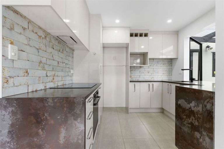 Photo of property in 1/11 Bronzewing Terrace, Unsworth Heights, Auckland, 0632