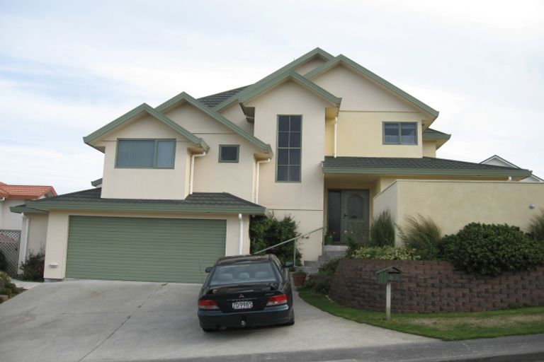 Photo of property in 20 Bennett Grove, Newlands, Wellington, 6037