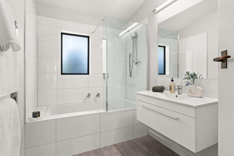 Photo of property in 9 Busby Hill, Havelock North, 4130