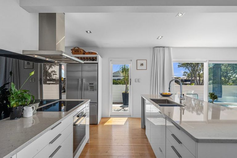 Photo of property in 24 Bridge View Road, Birkenhead, Auckland, 0626