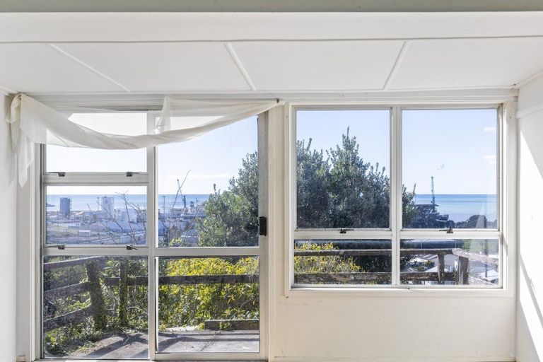 Photo of property in 15 Weston Street, Moturoa, New Plymouth, 4310