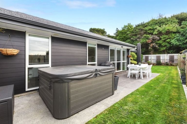 Photo of property in 1 Banks Boulevard, Whitby, Porirua, 5024