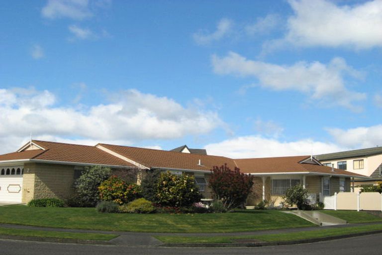 Photo of property in 2 Aitchison Place, Levin, 5510