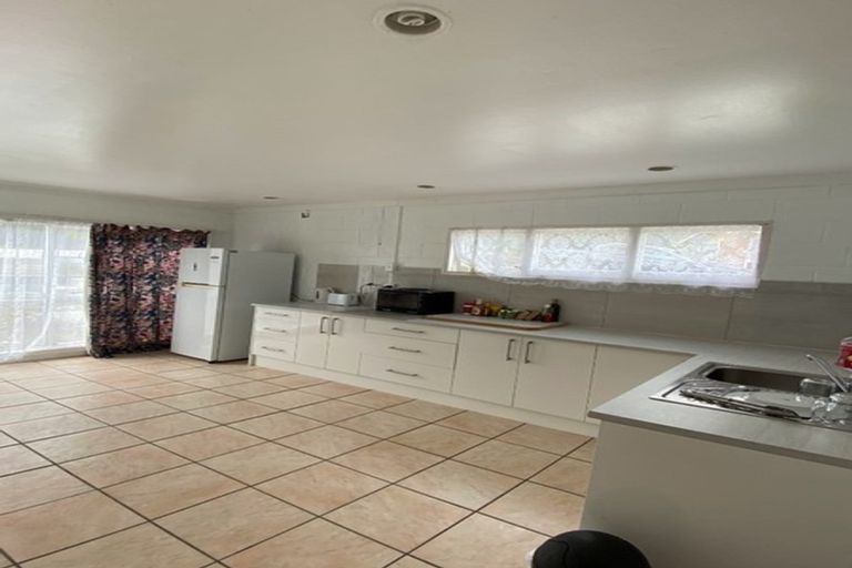 Photo of property in 12 Thomas Avenue, Te Atatu Peninsula, Auckland, 0610
