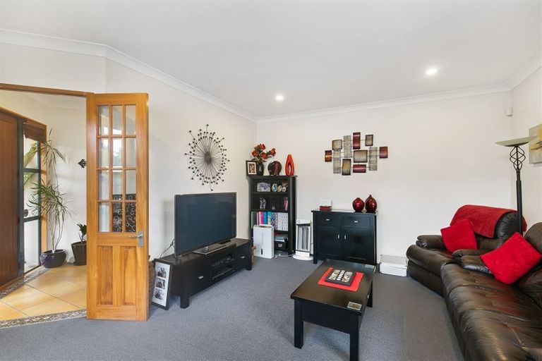 Photo of property in 23 Capri Place, Unsworth Heights, Auckland, 0632