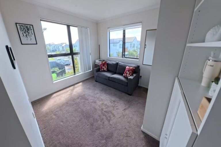 Photo of property in 11 Pihoihoi Place, Hobsonville, Auckland, 0616