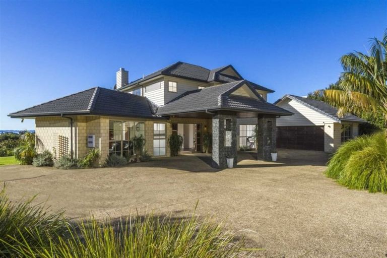 Photo of property in 121 Wade River Road, Stanmore Bay, Whangaparaoa, 0932