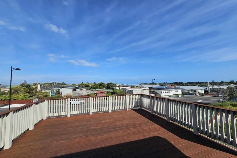 Photo of property in 33 Rangiora Street, Castlecliff, Whanganui, 4501