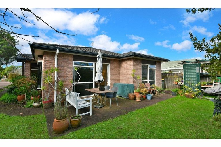 Photo of property in 8 Chalmers Close, Orewa, 0931