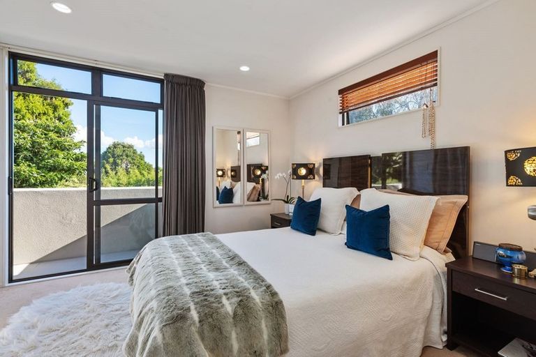 Photo of property in 2/222 Forrest Hill Road, Forrest Hill, Auckland, 0620