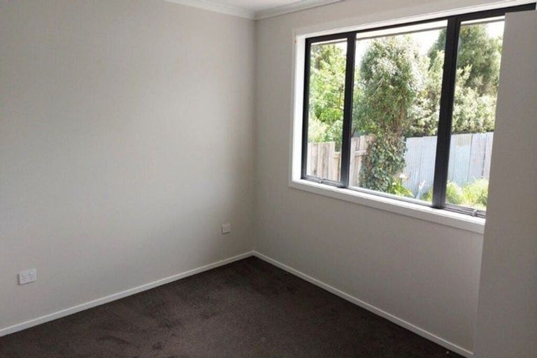 Photo of property in 5 Rewarewa Way, Timberlea, Upper Hutt, 5018