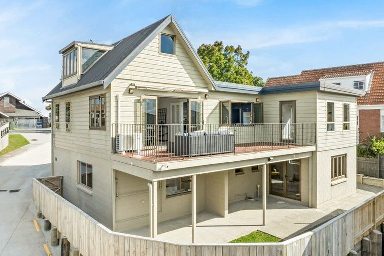 Photo of property in 152 Luckens Road, West Harbour, Auckland, 0618