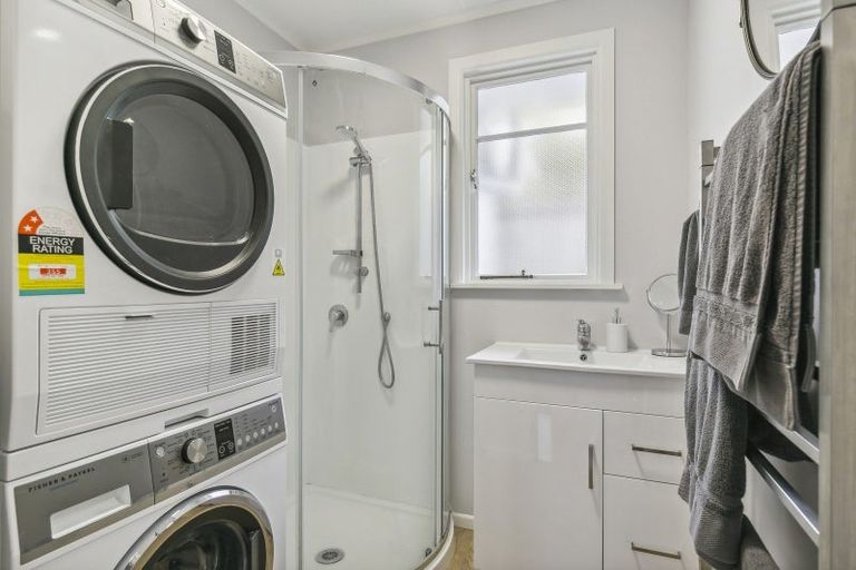 Photo of property in 15 Link Road, Newlands, Wellington, 6037