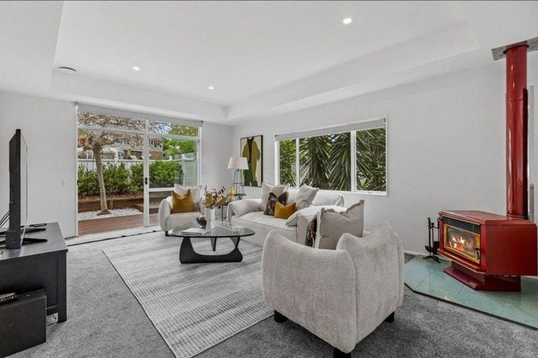 Photo of property in 5 Oystergrove Road, West Harbour, Auckland, 0618