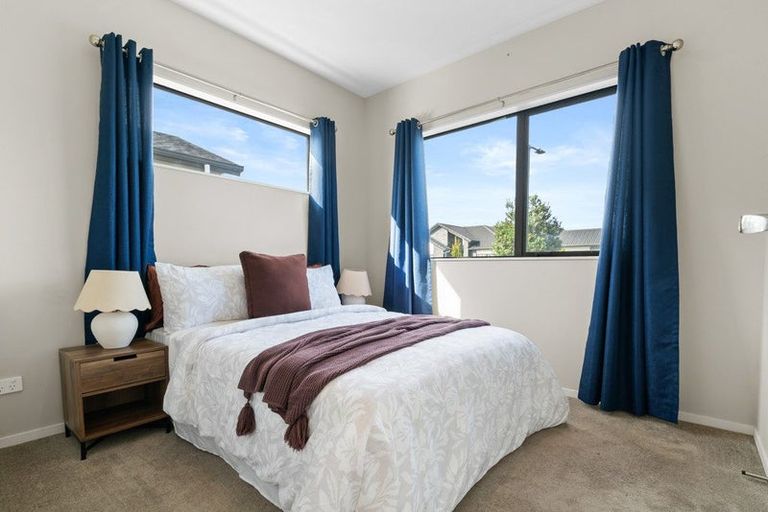 Photo of property in 10 Twin Parks Rise, Papakura, 2110