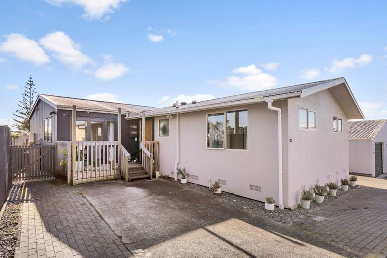 Photo of property in 25 Denarius Lane, Glendene, Auckland, 0602
