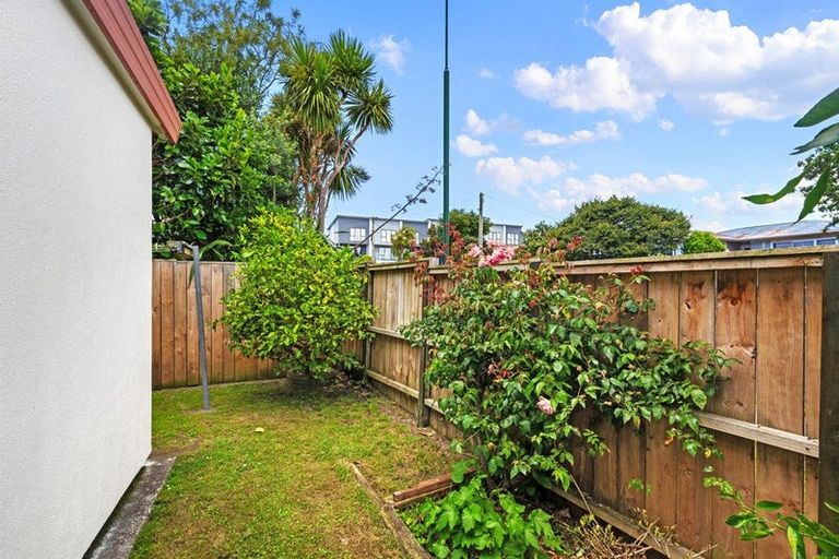 Photo of property in 1 Neta Grove, Henderson, Auckland, 0612