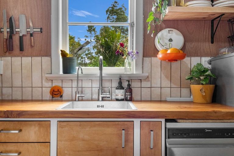 Photo of property in 43 Kauri Point Road, Laingholm, Auckland, 0604