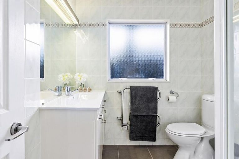 Photo of property in 26 Bernleigh Terrace, West Harbour, Auckland, 0618