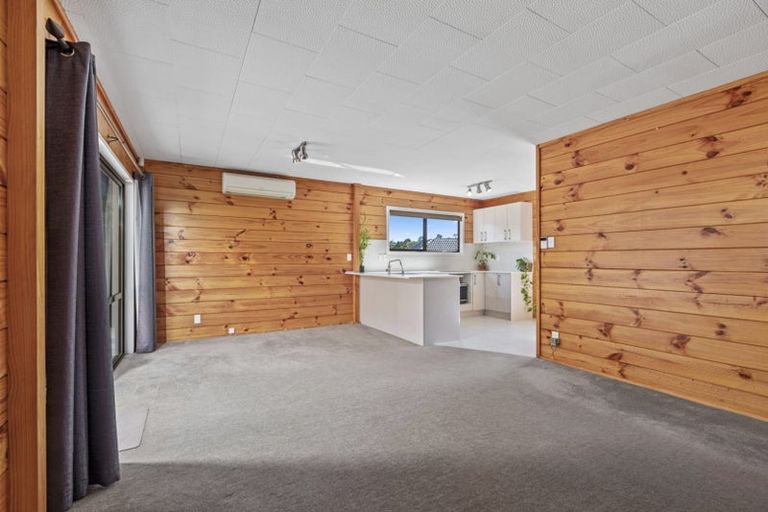 Photo of property in 2/33 Woodstock Road, Forrest Hill, Auckland, 0620