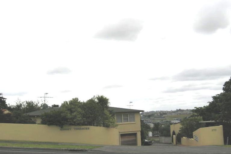 Photo of property in 2/270 Sunset Road, Windsor Park, Auckland, 0632