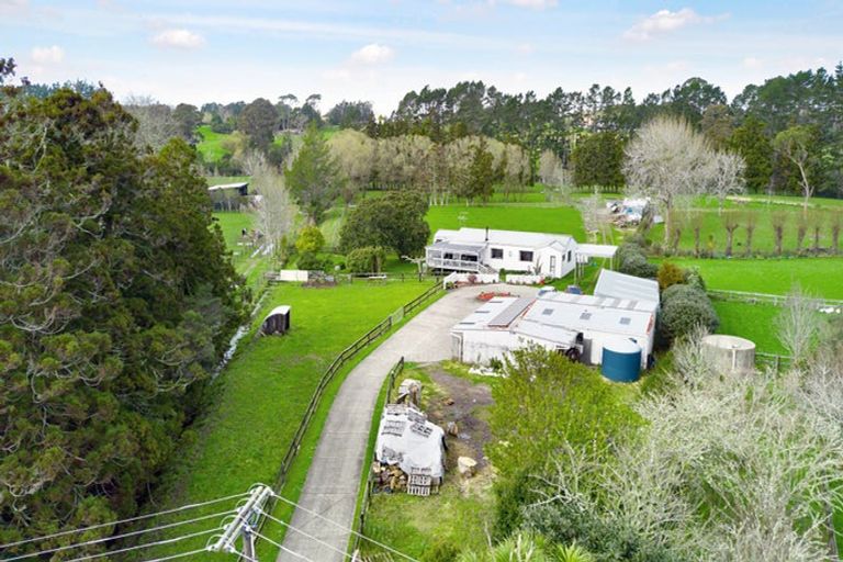 Photo of property in 182 Boord Crescent, Kumeu, 0891