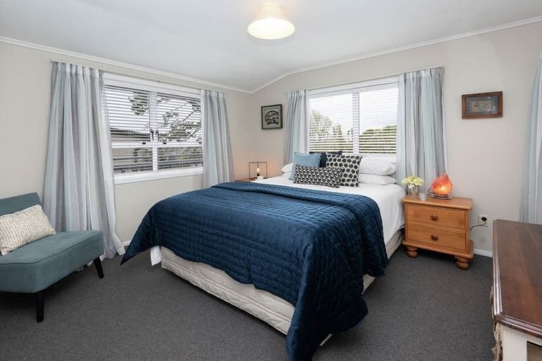 Photo of property in 19 Beach Road, Mellons Bay, Auckland, 2014