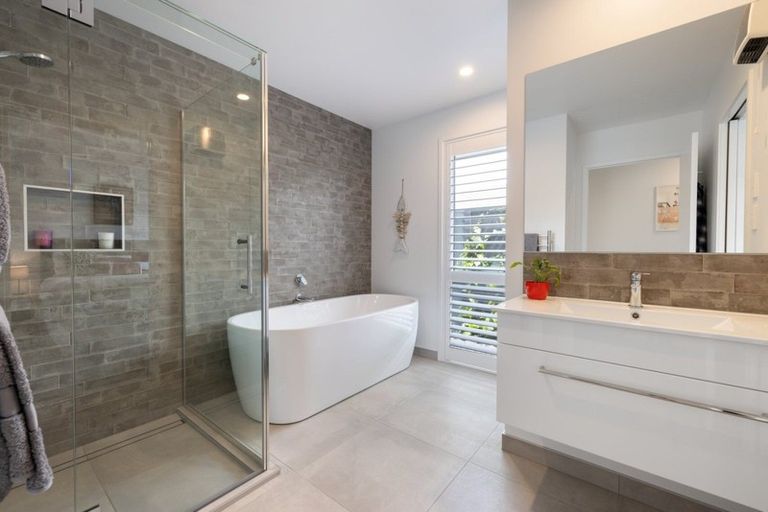 Photo of property in 2 Taioma Close, Papamoa, 3118