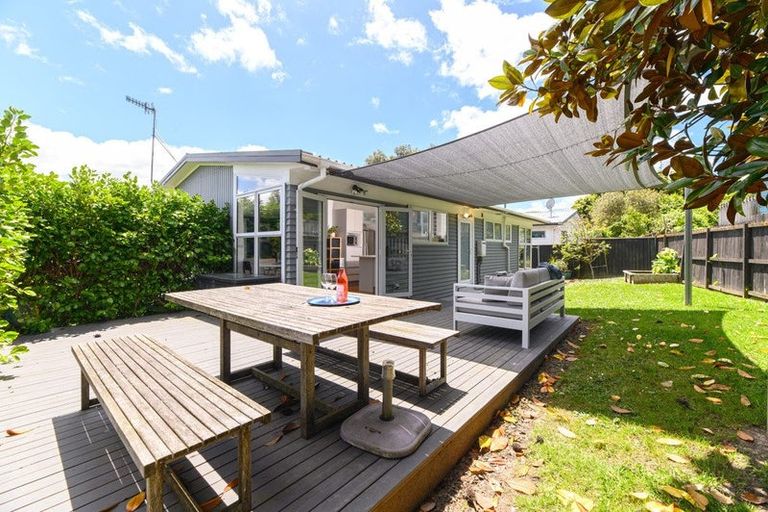 Photo of property in 1/48 Bond Crescent, Forrest Hill, Auckland, 0620