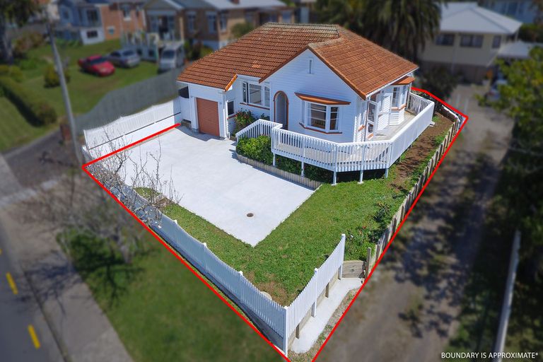 Photo of property in 32 Te Atatu Road, Te Atatu South, Auckland, 0610