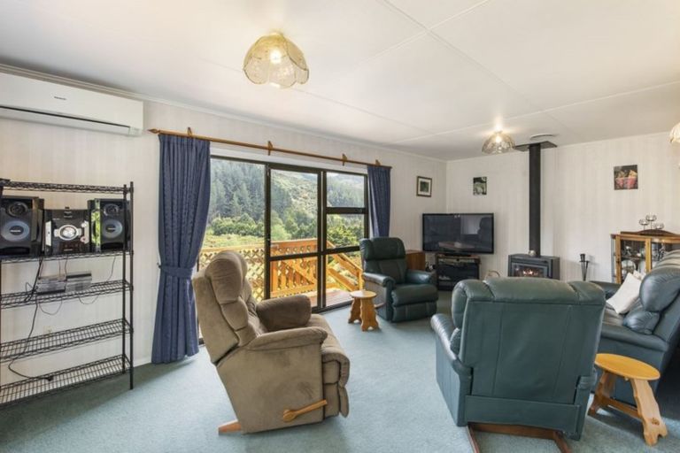 Photo of property in 284 Moores Valley Road, Wainuiomata, 5373