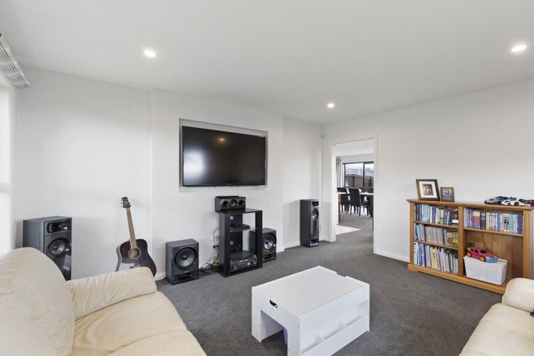 Photo of property in 2 Corsica Court, Fitzherbert, Palmerston North, 4410