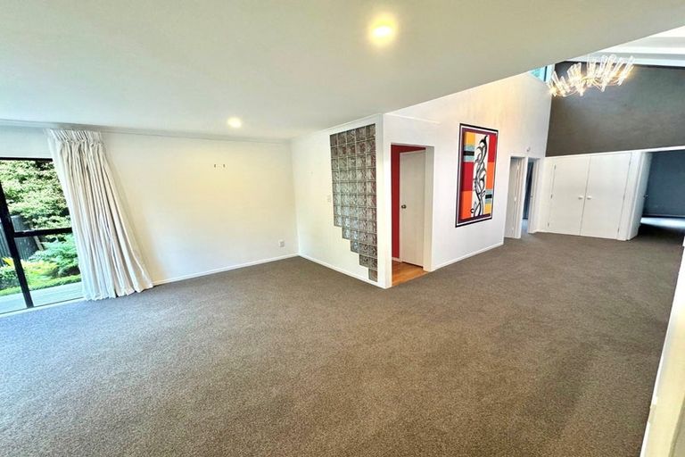 Photo of property in 22 Kingsclere Place, Goodwood Heights, Auckland, 2105