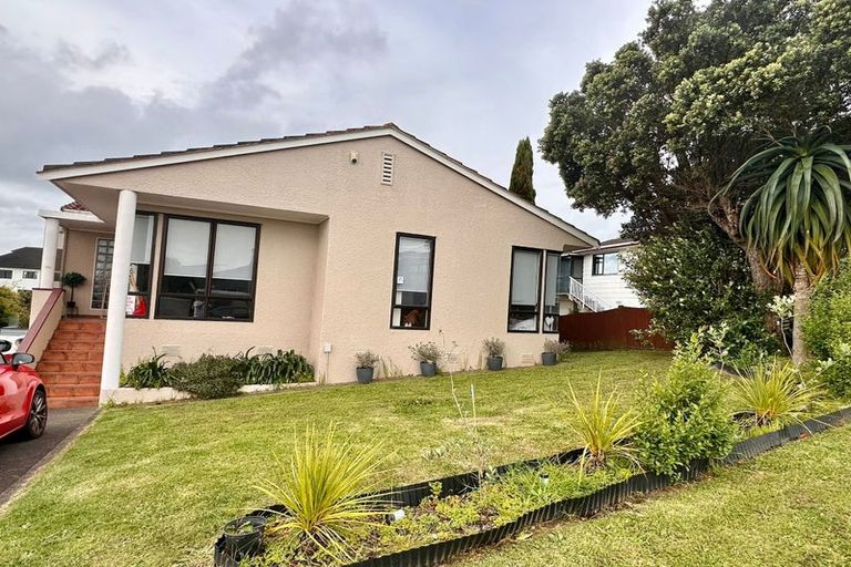 Photo of property in 9 Gwenand Place, Botany Downs, Auckland, 2010