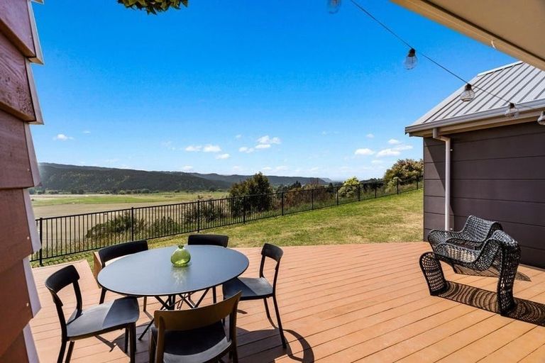 Photo of property in 19 Esk View Road, Eskdale, Napier, 4182