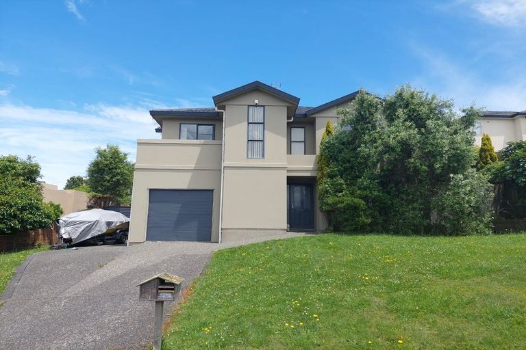 Photo of property in 4 Forbes Lane, Newlands, Wellington, 6037