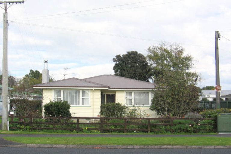 Photo of property in 1/12a Yeovil Road, Te Atatu Peninsula, Auckland, 0610